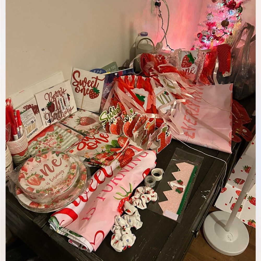 Full tote for BERRY FIRST BIRTHDAY🍓 $90 lowest offer everything is un used